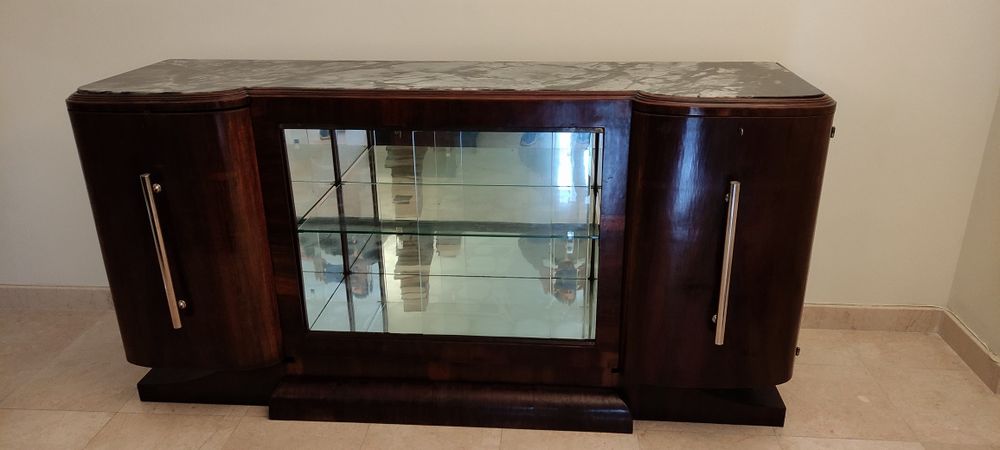 Móvel em madeira com balcão em mármore.