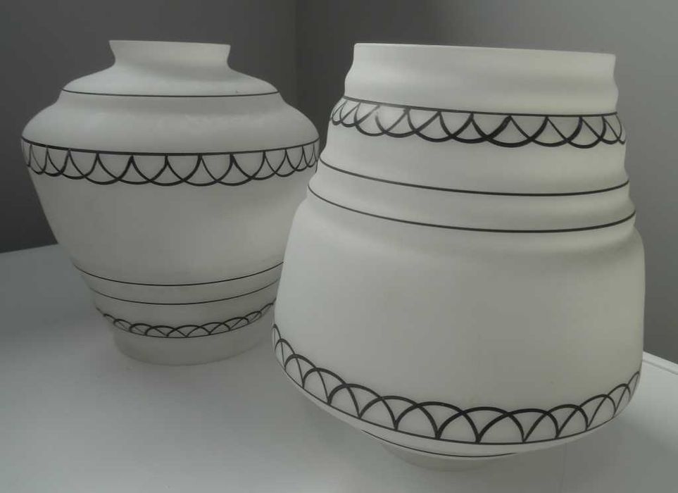 Abajures/globo em vidro branco duplo opalino com pintura – Anos 50