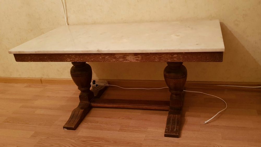 Журнальный столик с мраморной столешницей, в отличном состоянии