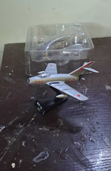 kolekcjonerski model MiG-15 firmy Del Prado w skali 1:102