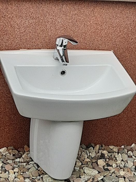 Umywalka CERSANIT z półpostumentem i baterią GROHE.