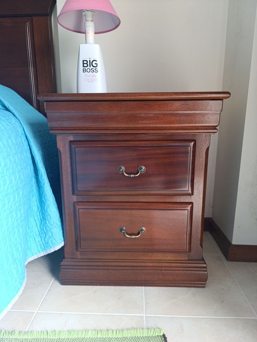 Cama de Casal e mesas de cabeceira