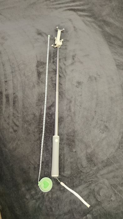 Для селфі Xiaomi Mi Bluetooth Selfie Stick. 
Легкий та міцн