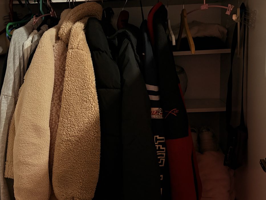 Cama e armário/roupeiro