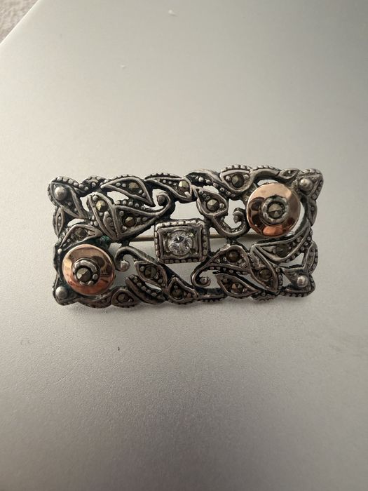 Pregadeira prata com partes banhada em ouro