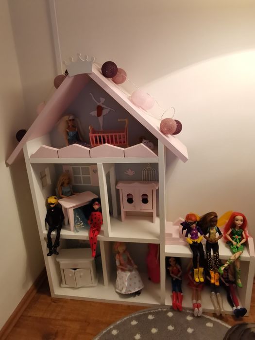 Drewniany domek dla lalek + mebelki