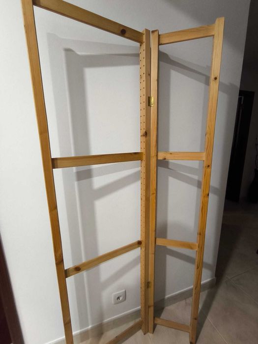 Estrutura de madeira utilizada como biombo