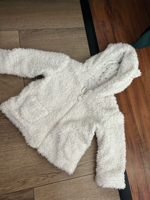 Biały sweterek puchaty f&f 74