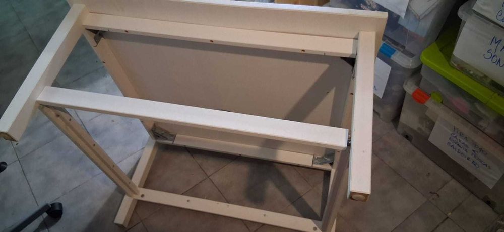 Mesa de centro da IKEA, cor branca, com prateleira inferior
