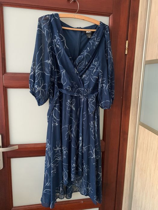 Sukienka midi z dekoltem kopertowym i paskiem DKNY 42