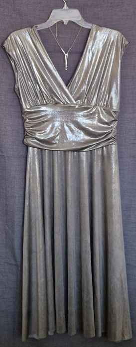 Srebrna błyszcząca sukienka z dodatkami