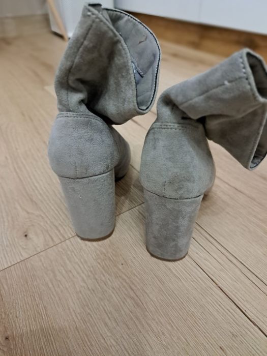Botki zamszowe na słupku DeeZee idealne na Wiosnę