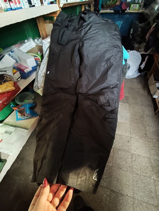 Великий вибір лижних штанів, напівкомбінезонів