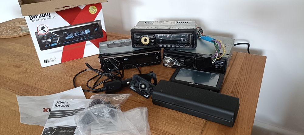 Zestaw retro radioodbiorników – JVC, Manta, Xblitz i nawigacja TomTom