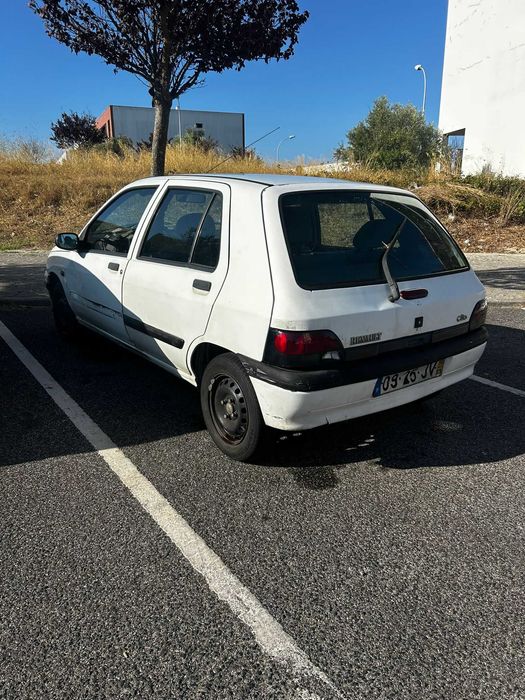 renault clio com alguns a fazeres