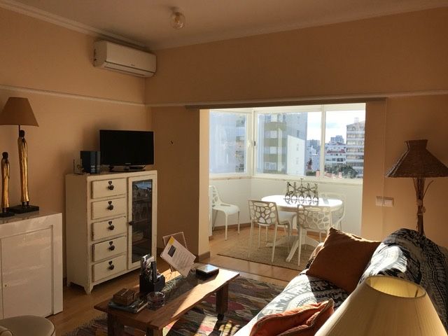 Movel em madeira pintado de branco com porta e gavetas