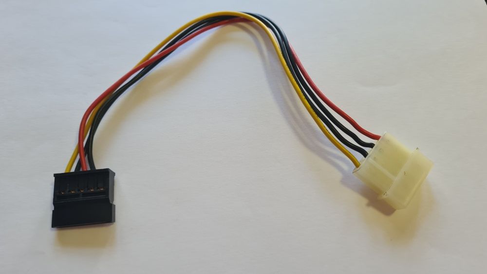 Kabel SATA zasilający do dysków