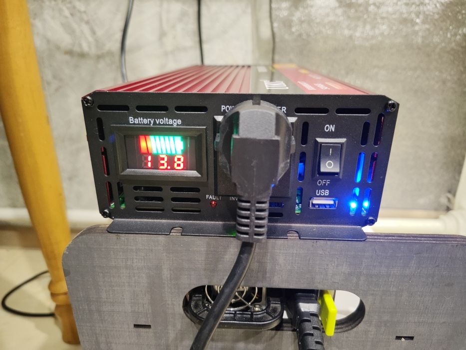 Потужний інвертор UKC 12V-220V AR 4000W