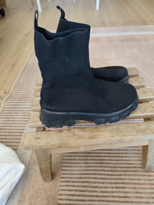Botas de elastano, pretas, com sola de borracha