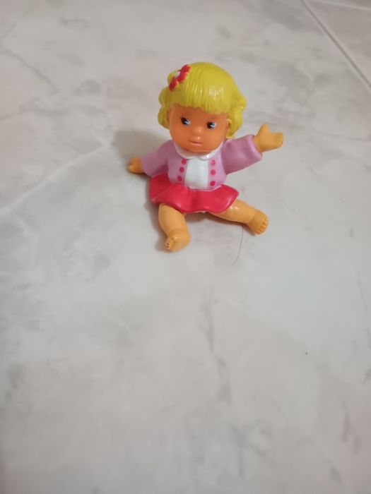 Pequena boneca de brincar