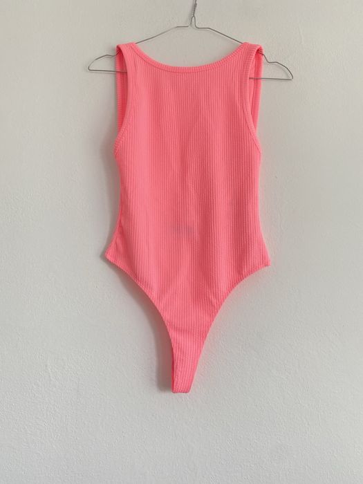 Różowe neonowe Body Bershka na ramiączkach, odkryte plecy