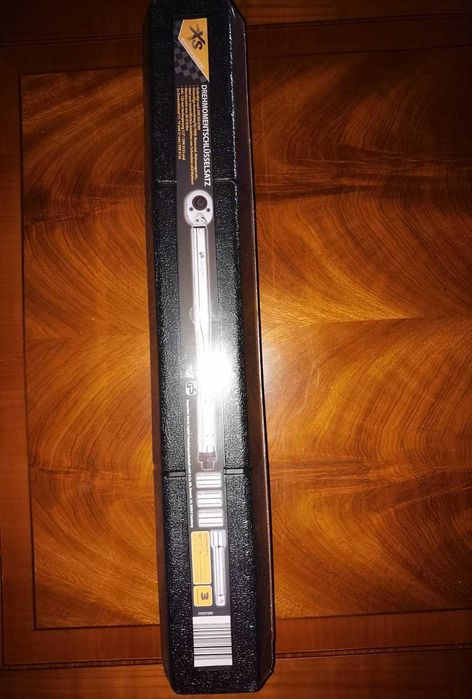 Chave dinamométrica para apertar porcas de rodas p.ex.