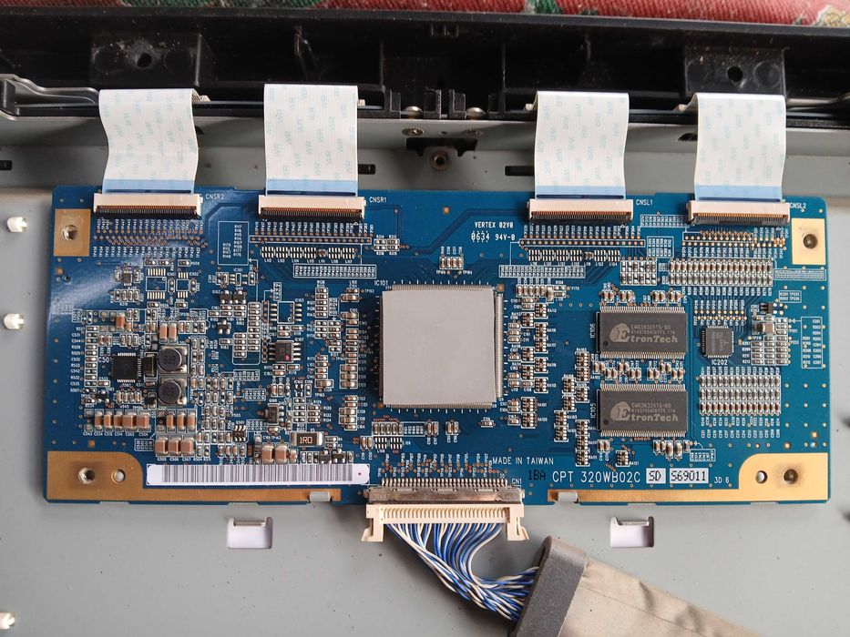 PEÇAS - TV LCD 32" - Samsung LE32R32B -com Ecrã Partido!!!