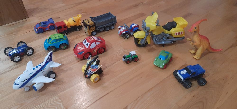 Zestaw zabawek chłopięcych pojazdy