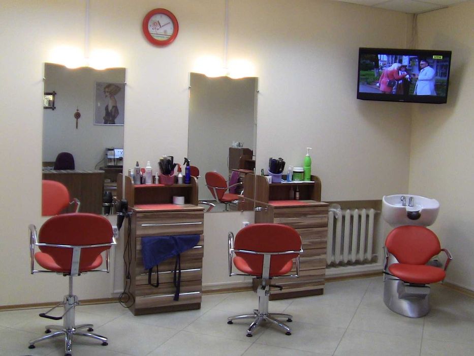 ТЕРМІНОВО  Продається діюча перукарня «Pin-Up» біля метро Дарниця.