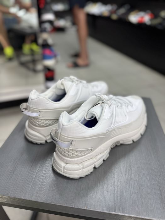 Кросівки Nike Zoom Vomero Roam HV5951-100