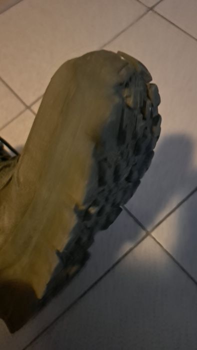 Bota resistente tanto para caminhar como andar no dia a dia.