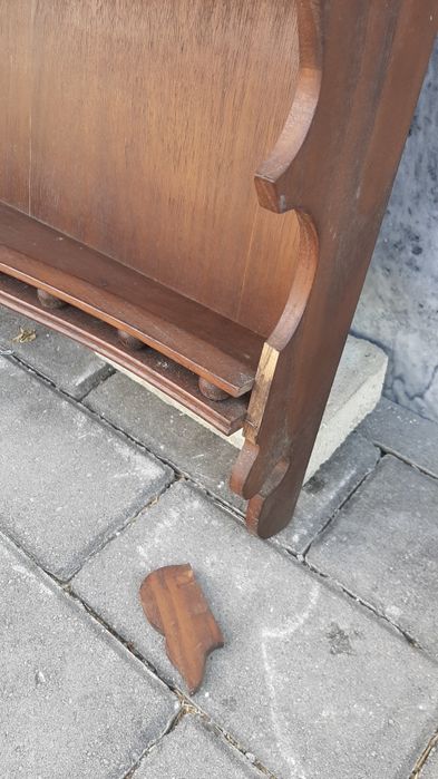 Duas estantes em madeira estilo rústico.