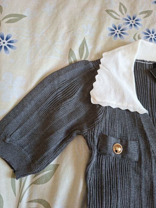 Трикотажна сукня міді з білим комірцем