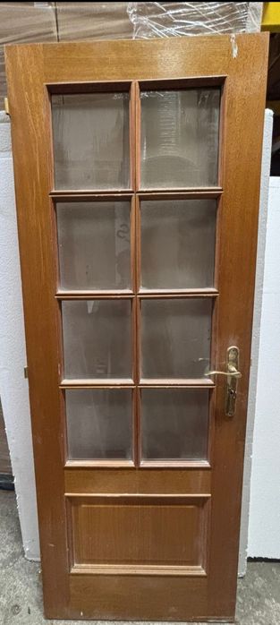 Quatro portas de madeira com vidros e ferragens.