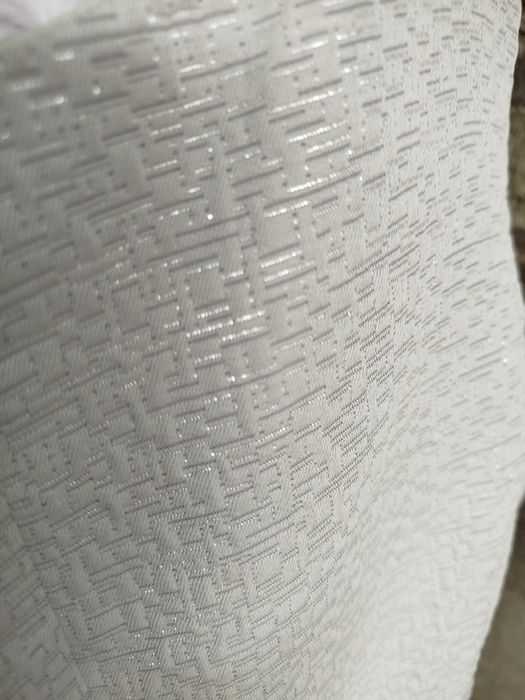 Vestido cinza claro com brilho.