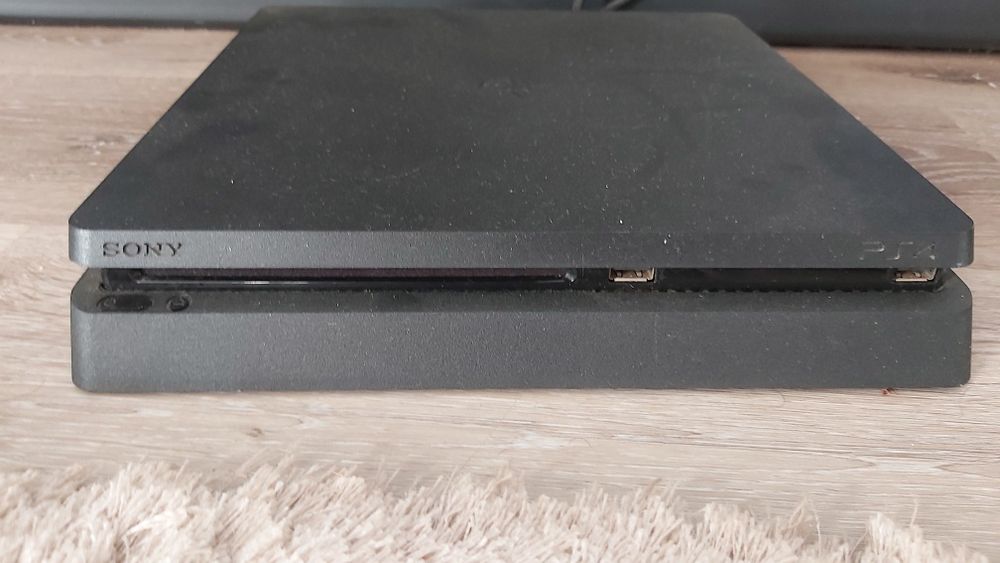 Playstation 4 com 2 comandos e 4 jogos