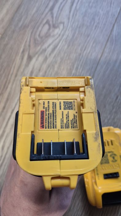 Шуруповерт Dewalt DCD791 в  комплекті з АКБ і зарядним