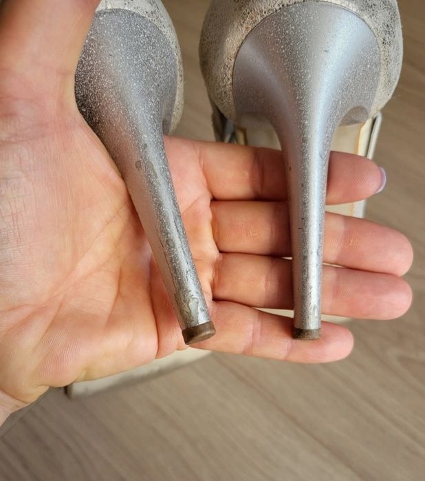 Sandały skórzane na szpilce Carinii 39