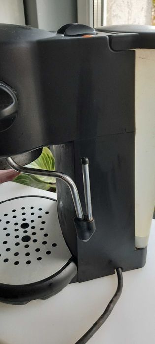 Ekspres ciśnieniowy do kawy Krups.