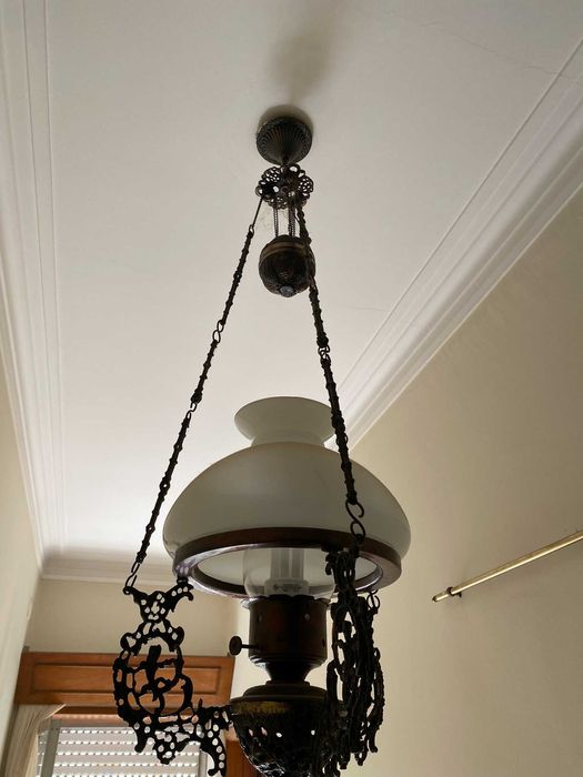 Candeeiro antigo bronze vidro opalino Art Nouveau com contrapeso