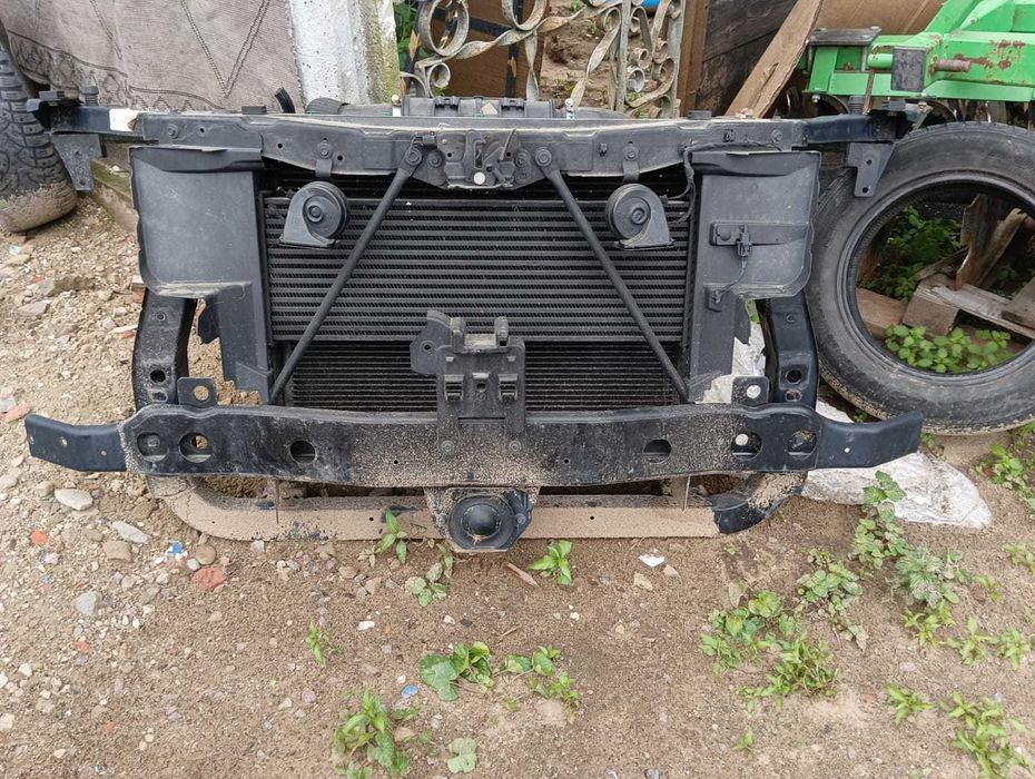 Комплект Дверь ляда зеркало фонарь фара бампер Jeep Grand cherokee wk2