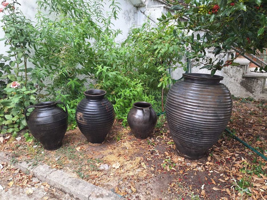 Anforas  de barro preto em Vilarandelo