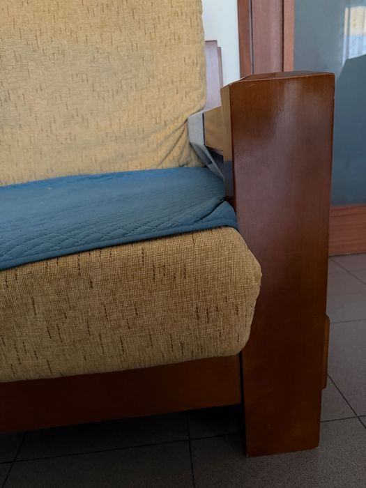 Sofá em madeira de Cerejeira -