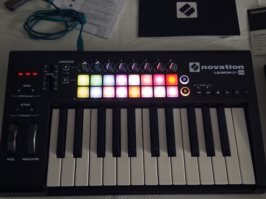 Launchkey 25 MK2 MIDI Keyboard64284945202562121