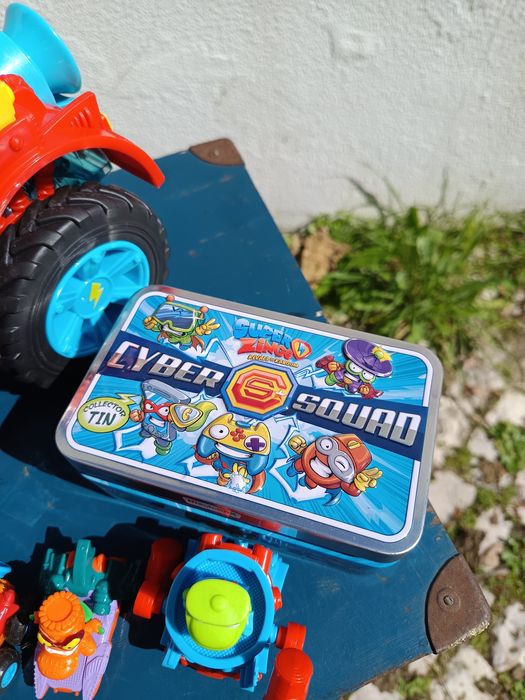 Pack SuperZings: Camião Monster Roller+ 36 Bonecos e lata própria +...