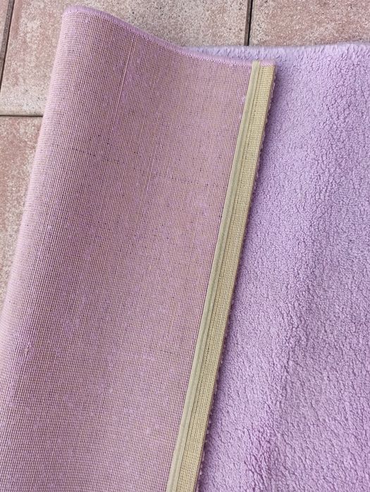 Carpete pelo curto roxo claro