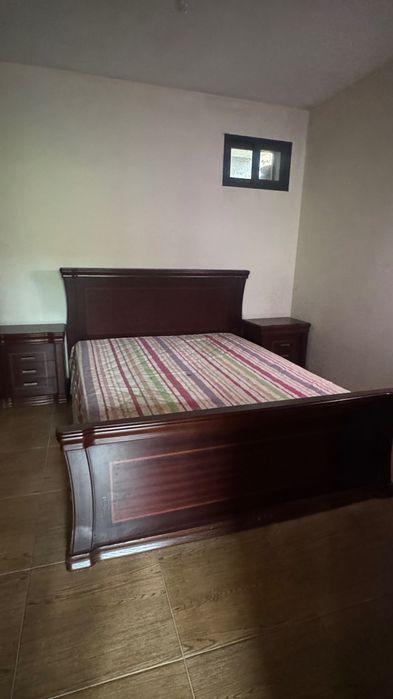 Conjunto de quarto (cama, penteadeira, vestuário, mesinhas de noite)