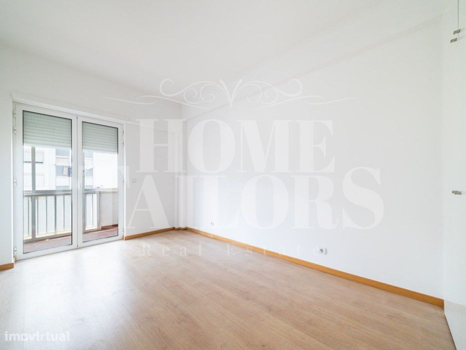 Apartamento T2 remodelado na Damaia