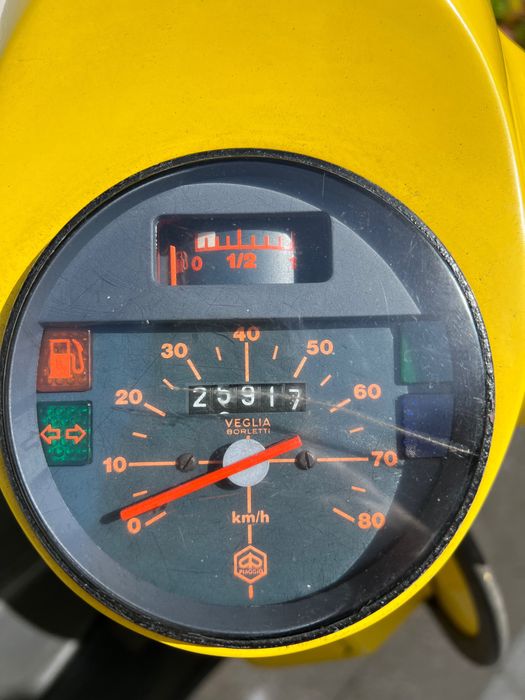 Vespa 50 PK XLS. Inclui capacete e oferta de uma miniatura em barro :)