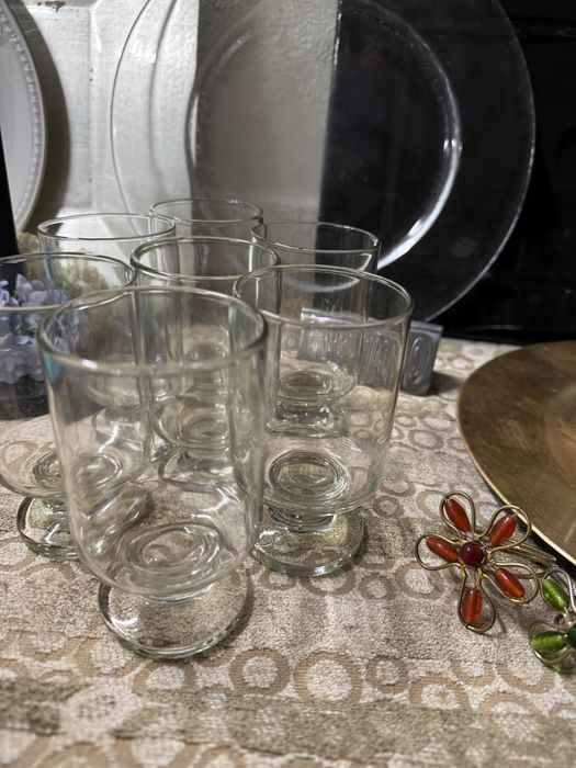 Copo de vidro com pé classico